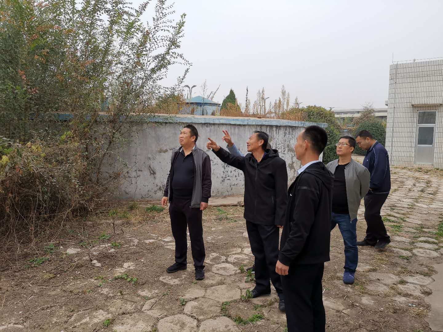 公司總經(jīng)理王建人在供水、污水生產(chǎn)一線(xiàn)開(kāi)展風(fēng)險(xiǎn)隱患排查 (1).jpg