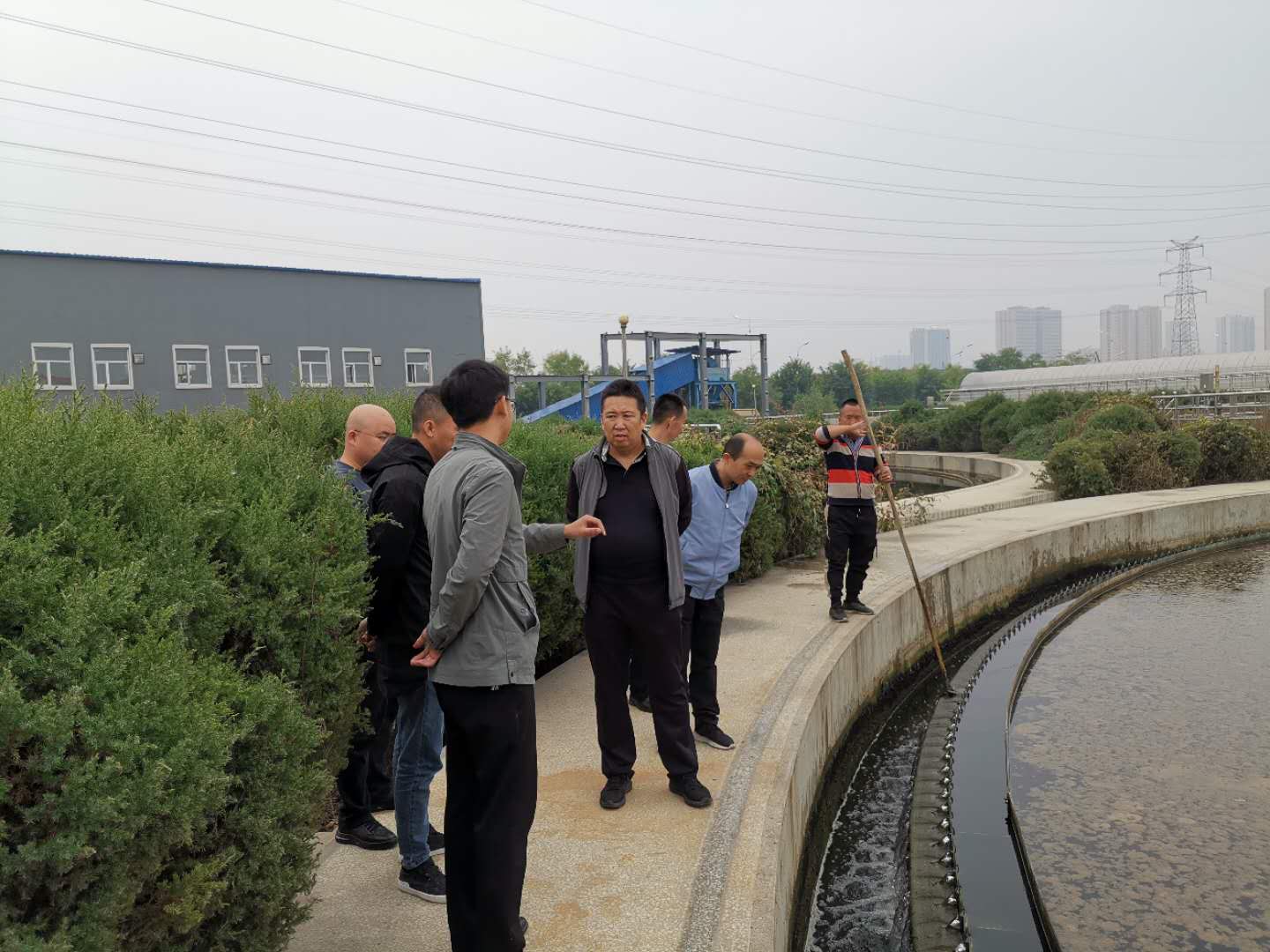公司總經(jīng)理王建人在供水、污水生產(chǎn)一線(xiàn)開(kāi)展風(fēng)險(xiǎn)隱患排查 (2).jpg