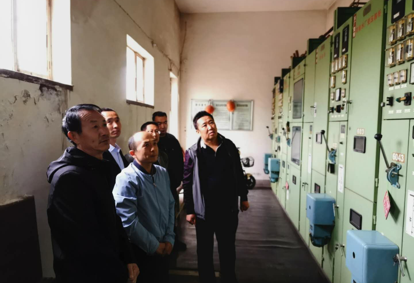 公司總經(jīng)理王建人在供水、污水生產(chǎn)一線(xiàn)開(kāi)展...